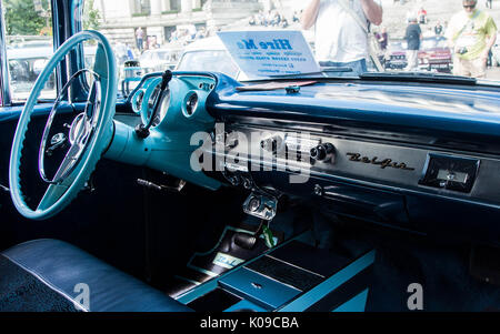 Avant l'intérieur d'une Chevrolet Bel Air 1957 berline quatre portes Banque D'Images