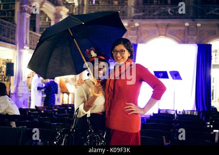 Deux élèves de sexe féminin ; l'élève sur la gauche portant un chapeau rouge et noir et un bouton blanc shirt avec un nœud Papillon rouge, tenant un parapluie ; l'étudiant sur le droit de porter toutes les expressions du visage souriant ; rouge, Halloween à Peabody, 31 octobre 2015. Avec la permission de Eric Chen. Banque D'Images