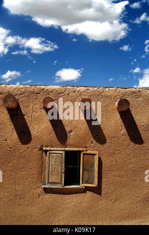 Bâtiment d'Adobe à Rancho de la Golondrinas. A living history museum de Santa Fe, Nouveau Mexique. Banque D'Images