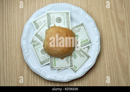 Hamburger de l'argent. Le pain avec one hundred dollar bills en c Banque D'Images