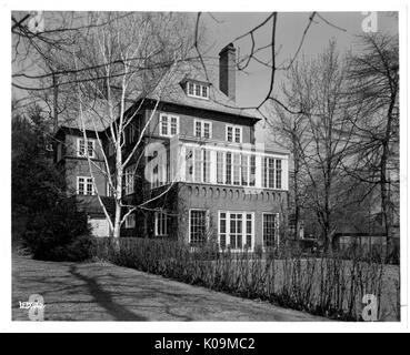 Photo de paysage de l'arrière d'une grande maison de trois étages avec de grandes fenêtres, un grand jardin gazonné, et d'arbustes sans feuilles entourant l'arrière-cour, Roland Park/Guilford, Baltimore, Maryland, 1910. Cette image est tirée d'une série sur la construction et la vente de maisons dans le quartier Roland Park/Guilford de Baltimore, a streetcar suburb et l'une des premières communautés planifiées aux États-Unis. Le quartier a été isolé, et est considéré comme l'un des premiers exemples de l'application de la ségrégation raciale par l'utilisation d'alliances. Banque D'Images