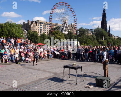 Édimbourg, Écosse - 17 Aug 2017 : Street performer émerveillant au Edinburgh International Festival Fringe 2017. Banque D'Images