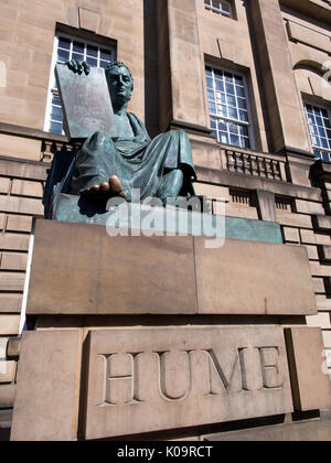 Statue du philosophe David Hume (1711 -1776), à l'extérieur de bâtiment de la Haute Cour sur le Royal Mile, Édimbourg. Banque D'Images