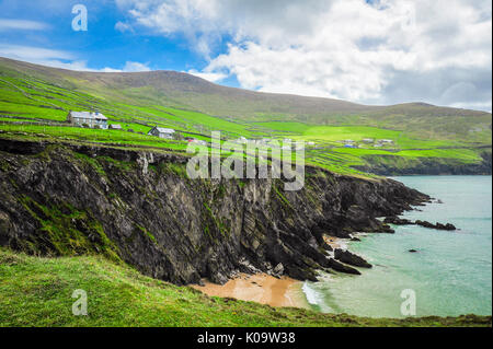 Station village au-dessus de Clogher Strand sur la péninsule de Dingle, comté de Kerry, Irlande Banque D'Images