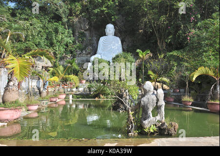 Statue de Bouddha Shakyamouni en position du lotus, la pagode Linh Ung Non Nuoc. Da Nang. VIETNAM Banque D'Images