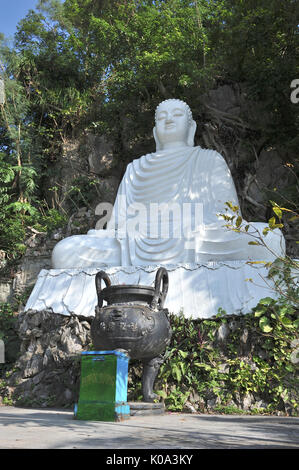 Statue du Bouddha Shakyamuni dans la position du lotus avec des parfums comme offrant, Linh UngNon Nuoc pagode. Da Nang. VIETNAM Banque D'Images
