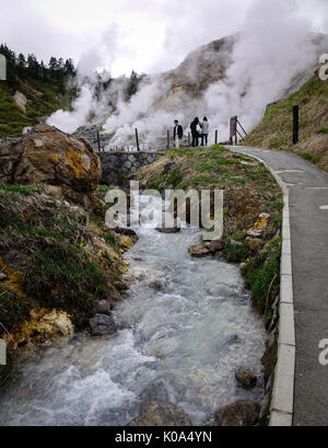 Akita, JAPON - 17 mars 2017. Personnes visitent Hot Spring Tamagawa à Akita, au Japon. Est la plus haute Tamagawa Hot spring de débit, il a le plus acide wa Banque D'Images