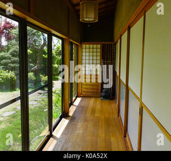 Akita, JAPON - 17 mars 2017. Hall en bois à une maison traditionnelle avec jardin à Akita, au Japon. Banque D'Images