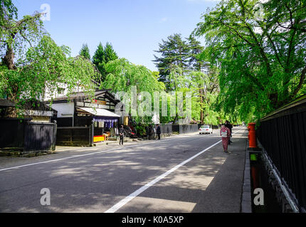 Akita, JAPON - 17 mars 2017. Les gens on rural road à Kakunodate Samurai District. Kakunodate est une ancienne ville-château et forteresse de samouraï à Akita P Banque D'Images