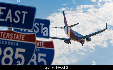 Southwest Airlines passenger jet en approche pour l'atterrissage à l'Aéroport International d'Atlanta en Géorgie le long de la I-285 à Atlanta, Géorgie. (USA) Banque D'Images