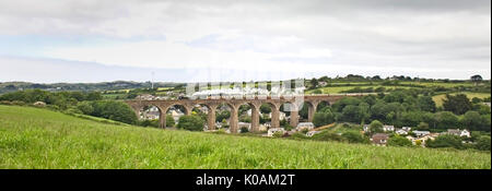 Train à vapeur passant sur un viaduc près de Hayle, Cornwall, England, UK. Banque D'Images