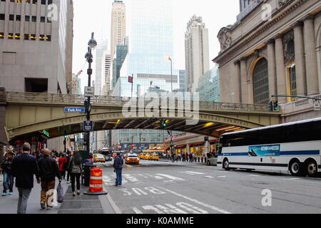 New York, USA - 26 septembre 2016 : l'Avenue du Parc viaduc sur la 42e rue reliant le Pershing Square Plaza de Grand Central Terminal. Banque D'Images