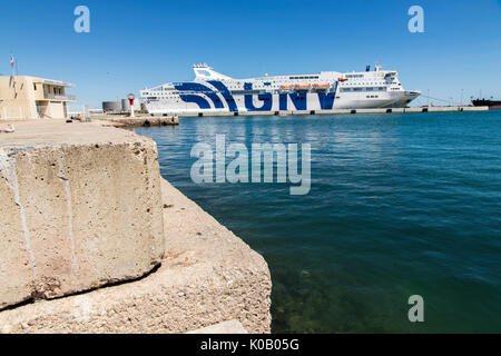 La majestueuse Méditerranée, un traversier exploité par Grandi Navi Veloci dans le port de Sète, France Banque D'Images