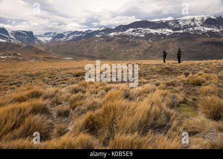 Les randonneurs explorer la sierra baguales en Patagonie Banque D'Images