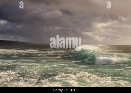 Déferlement des vagues et petit stand up surf paddleboarder, long de corail, Plages du Nord, Sydney, NSW, Australie Banque D'Images