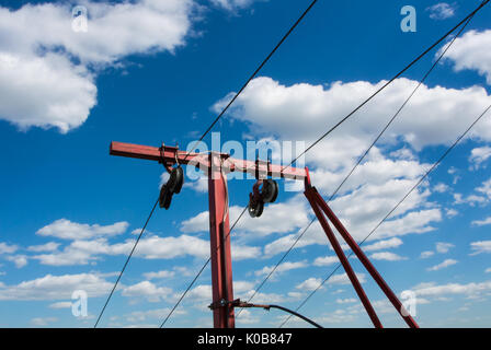 Le téléphérique cablecaar construction rouge sur fond de ciel bleu et de beaux nuages blancs, Moscou, Russie. Banque D'Images