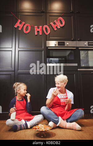 Grand-mère et fille mignonne de manger des biscuits fait maison Banque D'Images