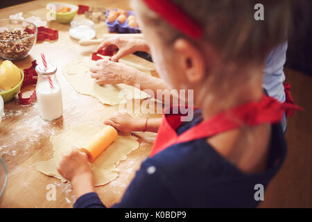 Hauts avec girl baking cookies à Noël Banque D'Images