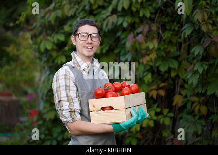 Photo de l'Homme à lunettes avec tomates à fort Banque D'Images