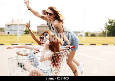 Quatre happy smiling in lunettes de course de s'amuser en plein air Banque D'Images