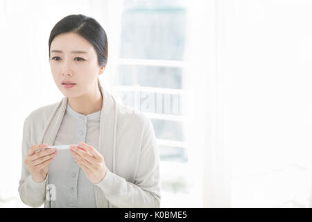 Portrait de femme peur de faire un test de grossesse Banque D'Images