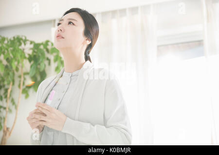 Portrait de femme inquiète test de grossesse Banque D'Images