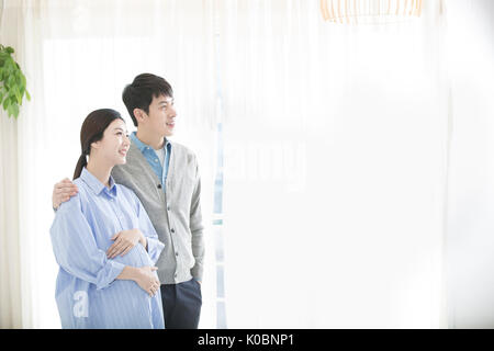 Pregnant couple harmonieux Banque D'Images