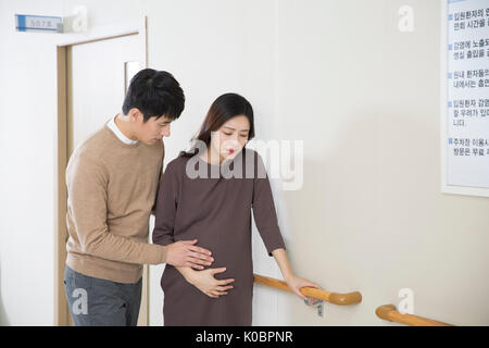 Femme enceinte la sensation de douleur et son mari inquiet à l'hôpital Banque D'Images