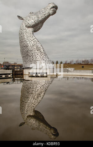 Statue de Kelpies, Écosse Falkirk, reflétée dans l'eau de la Forth and Clyde canal Banque D'Images