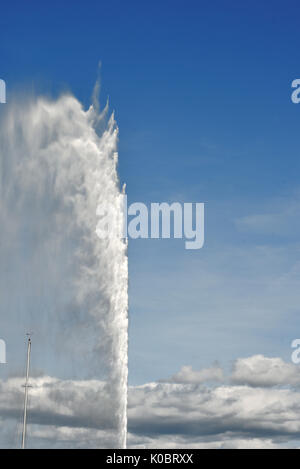 Le jet d'eau est l'énorme fontaine sur le lac de Genève, dans la ville de Genève, Suisse. Banque D'Images