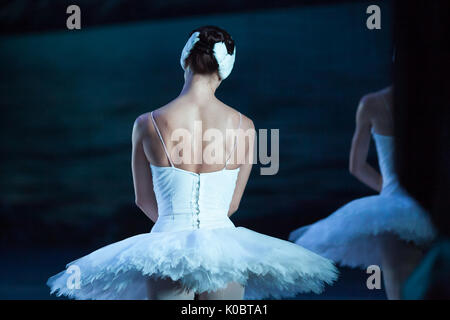 Chorégraphie, danse, culture concept. retour de l'adorable caucasian ballerina habillé en robe étincelante avec tutu de ballet légendaire dansing staging Swan Lake Banque D'Images