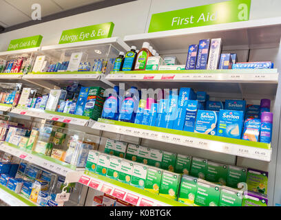 ,Toux,froid,produits d'allergie remèdes contre la grippe, les premiers soins à afficher dans une pharmacie,pharmacie,pharmaciens,drug store Banque D'Images