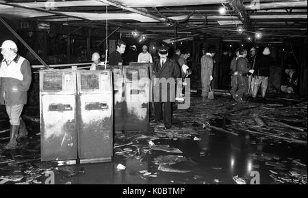 Ouvriers commencer l'opération de claire dans le ticket hall à King's Cross Station, lieu d'un brasier dans lequel plus de 30 personnes ont péri. Banque D'Images