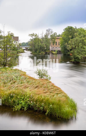 Belle et longue vue d'exposition du début de river lac Sävelången Säveån à la source et vieux, mais encore en usage, centrale hydroélectrique, Floda, Suède modèle libération : N° des biens : Non. Banque D'Images