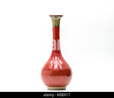 Vase poterie moderne avec beaux modèles isolé sur fond blanc Banque D'Images