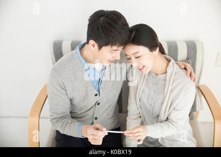 Test de grossesse couple harmonieux Banque D'Images