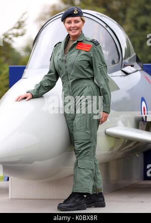 Carol Vorderman, un groupe d'honneur le capitaine et l'ambassadeur pour la RAF Les Cadets de l'air, à côté du nez d'un Typhoon jet après avoir reçu le trophée Lennox-Boyd, un prix de l'aviation, tout en visitant les jeunes cadets de l'air à RAF Syerston, Nottinghamshire. Banque D'Images