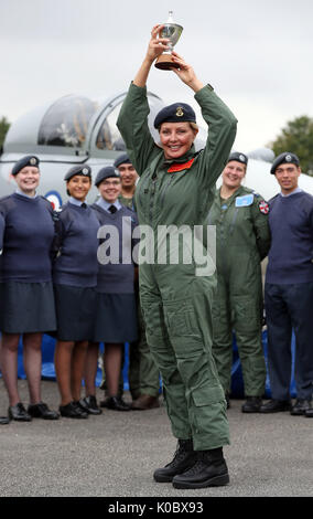 Carol Vorderman, un groupe d'honneur le capitaine et l'ambassadeur pour la RAF Les Cadets de l'air, reçoit le trophée Lennox-Boyd, un prix de l'aviation, tout en visitant les jeunes cadets de l'air à RAF Syerston, Nottinghamshire. Banque D'Images