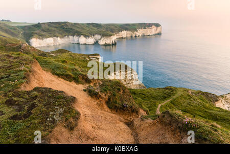 Flamborough, Yorkshire, UK. L'érosion de l'environnement le long de la côte et les falaises de craie hautes avec vue sur un quartier calme près de la mer du Nord Flamborough Head. Banque D'Images