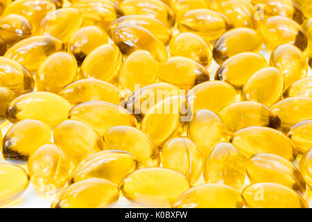 L'huile de poisson dans des capsules de gélatine isolé sur fond blanc Banque D'Images