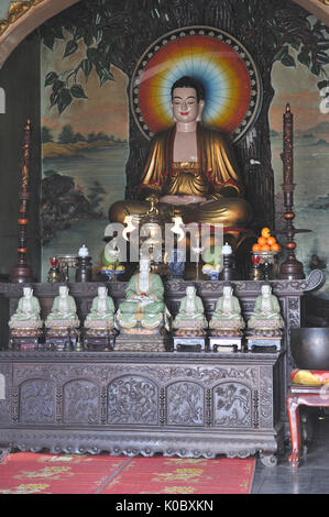 Vue de temple principal avec statue du Bouddha Shakyamuni dans la position du lotus. La pagode Linh Ung Non Nuoc. Da Nang. VIETNAM Banque D'Images