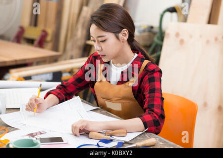 Vue de côté portrait de femme designer de meubles se concentrant sur son travail Banque D'Images