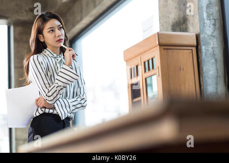 Vue latérale du mobilier féminin à la pensée d'experts shop Banque D'Images