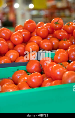 Les boîtes empilées de tomates au supermarché. Banque D'Images