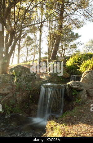 Cascade d'eau fraîche et pure avec effet dans la forêt de Vigo, Espagne Banque D'Images