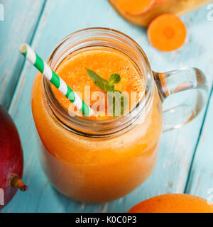 Des smoothies Mangue, Orange et carotte dans un bocal en verre. Libre Banque D'Images