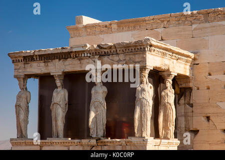 Les figures d'Athena ligne le porche à caryatide de l'Erechtleion sur l'Acropole, Athènes Grèce Attica Banque D'Images