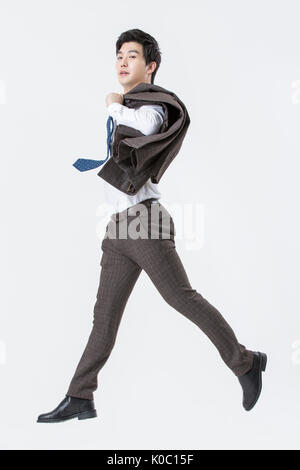 Side view of young man jumping Banque D'Images