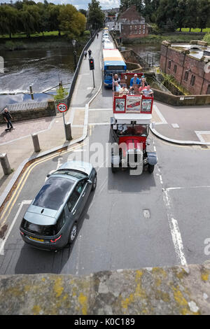 Patrimoine Open top bus tour traversant la rivière Dee à Chester Banque D'Images