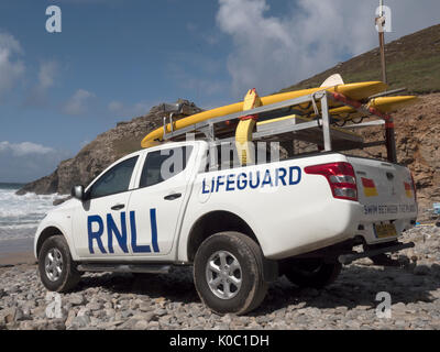 Véhicule de sauvetage de la RNLI sur les fonctions à plage de Porth, chapelle St Agnes, Cornwall, England, UK Banque D'Images